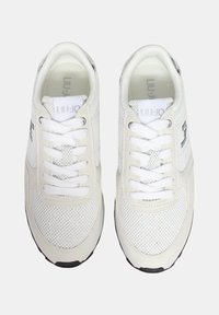 Sneaker bianchi in mesh con punta rinforzata, lacci bianchi piatti e dettagli neri sulla suola. Logo del brand visibile sul lato.