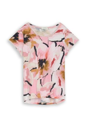 Damska różowa bluzka w kwiaty z krótkim rękawem i okrągłym dekoltem, z dużymi abstrakcyjnymi kwiatami w białym, brązowym i czarnym wzorze pociągnięć pędzla.