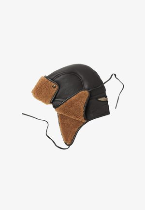Zwarte leren pilotenhoed met bruine fleecelining, oorkleppen en verstelbare banden. Beschikt over een klein metalen vleugelembleem aan de zijkant.