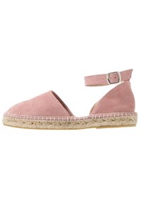 Różowe espadryle z zamszu, z okrągłym noskiem, paskiem wokół kostki z metalowym zapięciem oraz plecioną juty podeszwą. Płaska podeszwa, miękka tekstura.