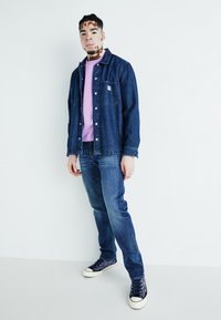 Denim jope purpursedama särke, siniste teksade ja laevade leekmustritega navy tossudega. Sile kangas ja mugav lõige.