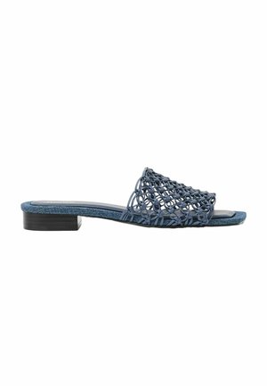 Blaue flache Slide-Sandale mit niedrigem schwarzen Absatz und offener Zehenpartie, mit geflochtenem Mesh-Obermaterial und fußbett mit Denim-Struktur.