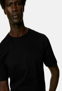 Marks & Spencer PURE - Jednoduché tričko - black