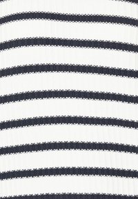 Valkoinen kangas, jossa vaakasuoria tummansinisiä raitoja. Rakenne on uurrettu, ja siinä on tasaisesti sijoitetut raidat ilman lisäyksityiskohtia.