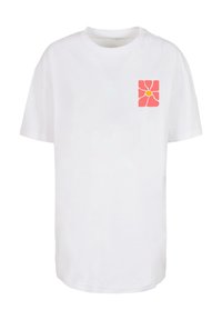 Weißes Baumwoll-T-Shirt mit kurzen Ärmeln und rundem Halsausschnitt. Mit einem kleinen pinken Blumenmotiv auf der linken Brust.
