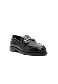 Zwarte leren loafers met een krokodillenpatroon, voorzien van een zilveren gespaccent. Ronde neus en een lage blokhak voor een gestructureerd silhouet.