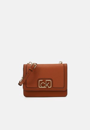 Borsa a tracolla in pelle marrone con accessori dorati, caratterizzata da una superficie liscia, un design a patta e un logo in rilievo ben visibile sul davanti.