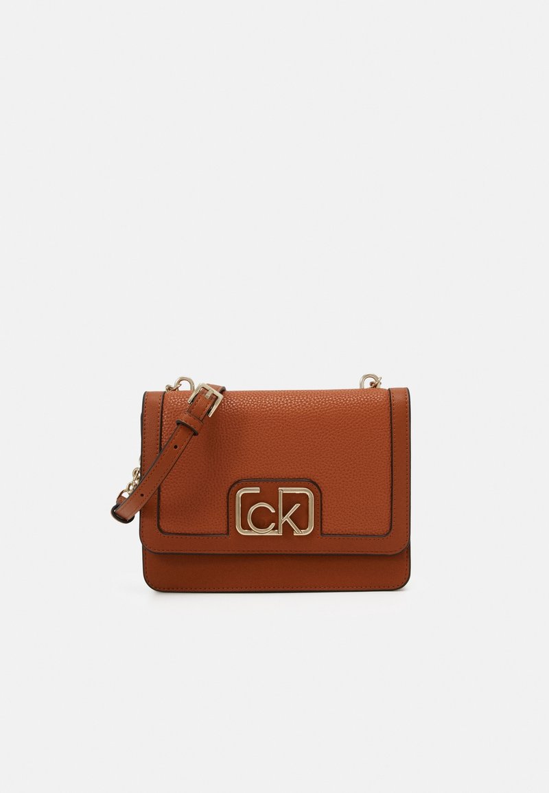 Borsa a tracolla in pelle marrone con accessori dorati, caratterizzata da una superficie liscia, un design a patta e un logo in rilievo ben visibile sul davanti.