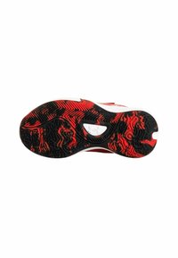 Suela de zapato deportivo en negro, rojo y blanco. Presenta patrones de agarre texturizados y un acento de logo. La forma curvada mejora el rendimiento.