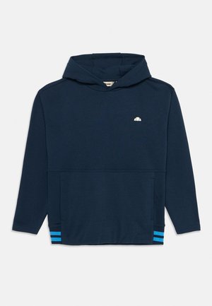 Sudadera con capucha azul marino con bolsillo frontal, pequeño logo blanco en el pecho y dos franjas azul claro a cada lado cerca del dobladillo.