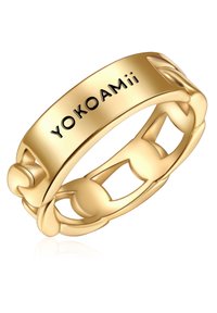 Arany színű gyűrű, sima, fényes felülettel, összekapcsolt kerek és ovális formákkal, a "YOKOAMii" szóval gravírozva.