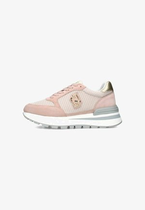 Scarpe da ginnastica rosa chiaro in mesh e pelle scamosciata, con un accento dorato sul tallone, superficie texturizzata e una suola spessa bianca e grigia.