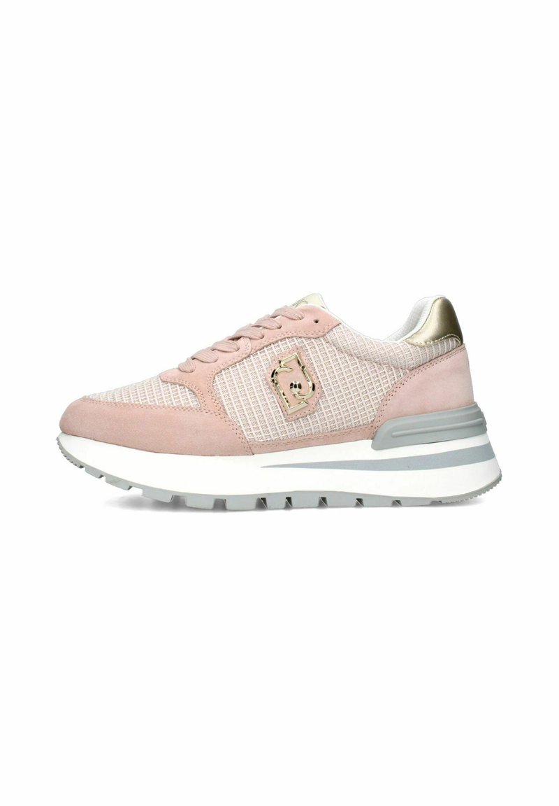 Scarpe da ginnastica rosa chiaro in mesh e pelle scamosciata, con un accento dorato sul tallone, superficie texturizzata e una suola spessa bianca e grigia.