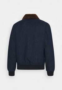 Tmavě modrá džínová bunda s hnědým kožíškem kolem límce, elastickými manžetami a pasem. Má hladkou strukturu a kontrastní švy.