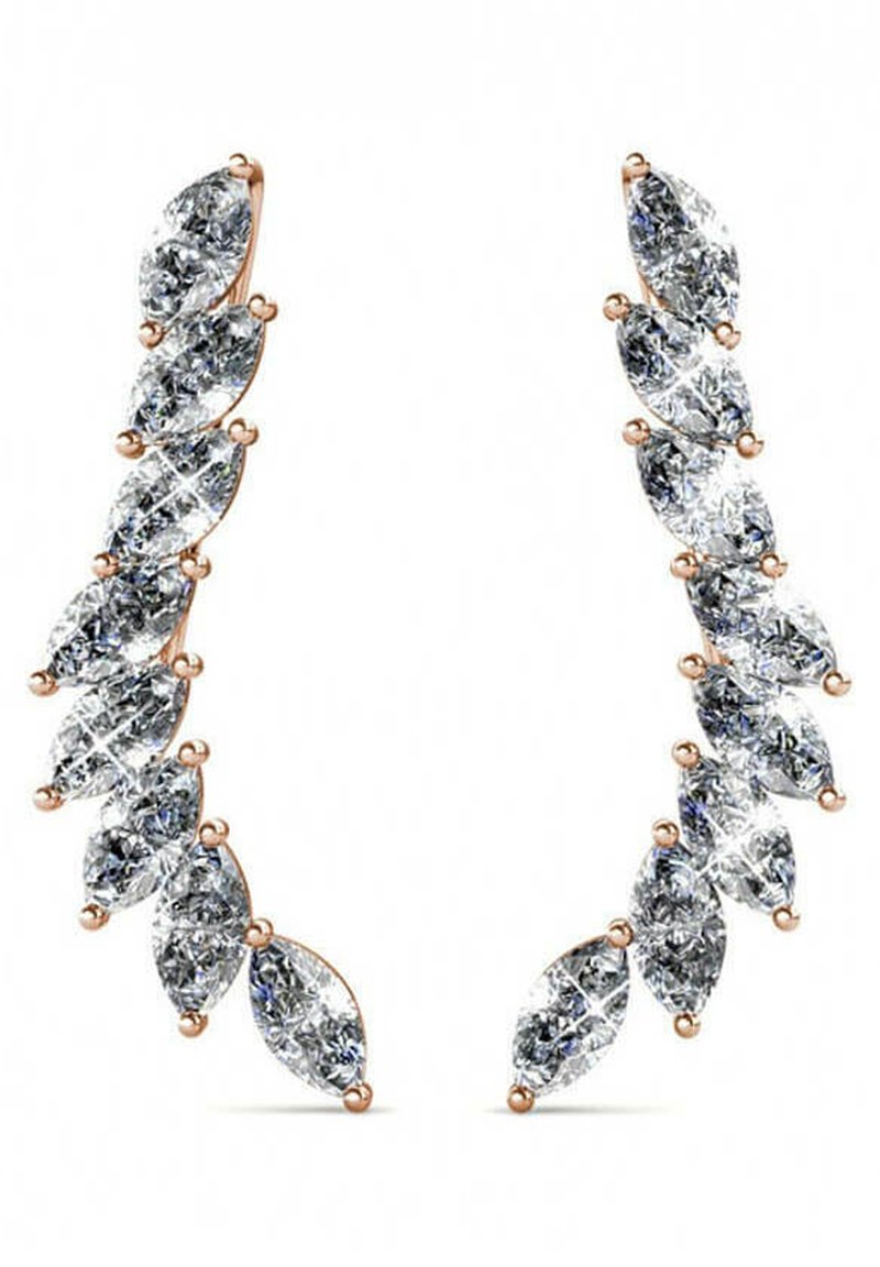 Orecchini in cristallo a taglio marquise in oro rosa, caratterizzati da un design a cascata con molteplici pietre scintillanti, finitura liscia e accenti lucidi.