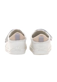 Ein Paar weiße Kindersneaker mit beigefarbenen und grauen Details, von hinten betrachtet, mit Klettverschlüssen und "mtng"-Logo auf der Sohle.