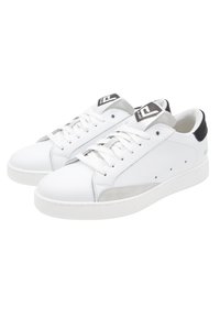 Sneakers bianchi in pelle con dettagli in suede grigio, suola piatta in gomma, chiusura con lacci, dettagli forati sui lati e logo sulla linguetta.