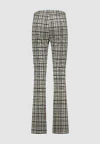 Pantaloni a quadri con gamba svasata, realizzati in tessuto strutturato nelle tonalità di grigio e nero con una fascia elastica in vita. Vista posteriore mostrata.