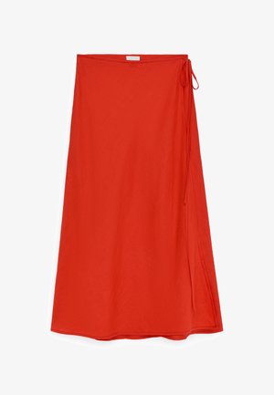 Crvena suknja na preklop s vezicom s bočne strane, srednje dužine, glatke tkanine i jednostavnog čistog dizajna.