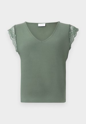 Groene mouwloze top met een V-hals, voorzien van kantaccenten op de schouders en een gladde textuur. Etiket zichtbaar op de nek.
