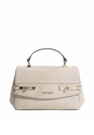 Petit sac à main en cuir beige texturé avec poignée supérieure, accents de boucle en métal et logo "GUESS" sur le rabat avant.