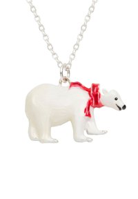 Zilveren ketting met een hanger van een witte ijsbeer die een rode sjaal draagt, op vier poten staat en naar rechts kijkt.