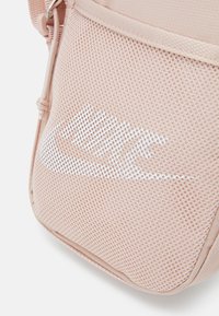 Nike Sportswear HERITAGE UNISEX - Mala a tiracolo - pink oxford/white