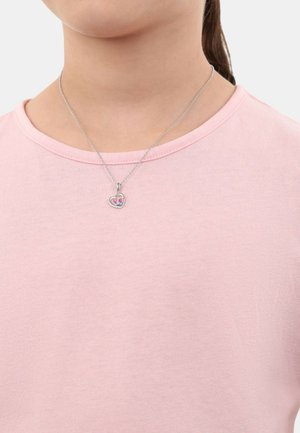 Eine silberne Kettenhalskette mit einem Herzanhänger und rosa Akzenten. Trägt man über einem hellrosa Hemd, zeigt einen einfachen, legeren Look.
