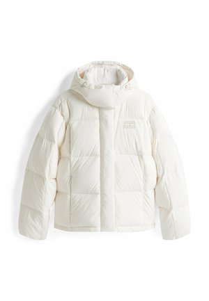 Witte pufferjack met capuchon, met gekwiltte secties, een rits aan de voorkant en een subtiel logo op de borst. Zacht, geïsoleerd materiaal.