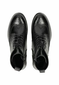 Stivali brogue in pelle nera con perforazioni decorative, chiusura con lacci e cerniere laterali. Presentano una punta rotonda e dettagli testurizzati.
