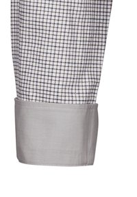 Camicia bianca con un motivo a quadri marroni, caratterizzata da un polsino grigio uniforme. Texture liscia con bordi cuciti con cura.