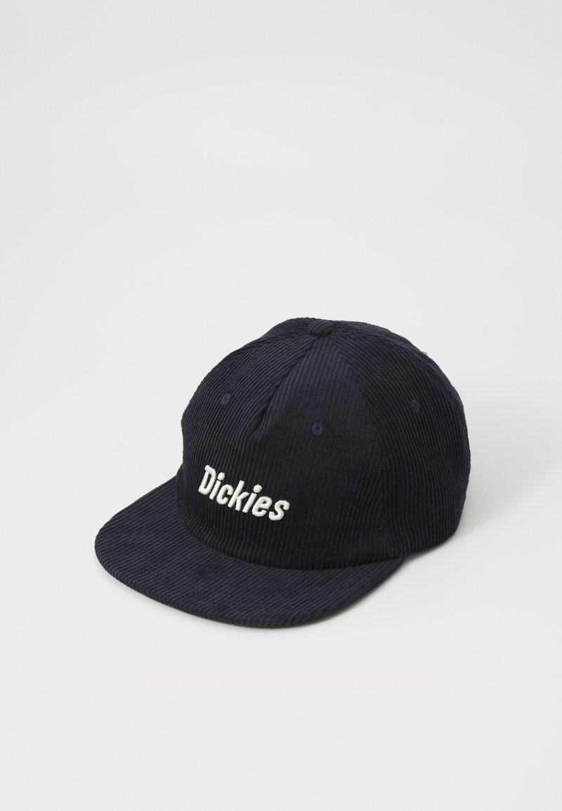 Marineblauwe corduroy pet met een vlakke rand, voorzien van een witte geborduurde "Dickies" logo aan de voorkant, zes ventilatie-oogjes en een ronde bovenkant.