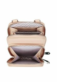 Růžová peněženka z umělé kůže se zipovým uzávěrem, multiplemi přihrádky a podšívkou s chevronovým vzorem. Kompaktní a elegantní design.