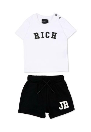 Chemise blanche à manches courtes avec le texte "RICH" et short noir avec cordon de serrage et texte "JR" sur la jambe gauche, posés à plat sur fond blanc.