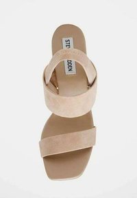 Sandalo con tacco in suede beige, caratterizzato da due ampie cinghie sul piede e design con punta aperta, con un tacco quadrato per maggiore stabilità.