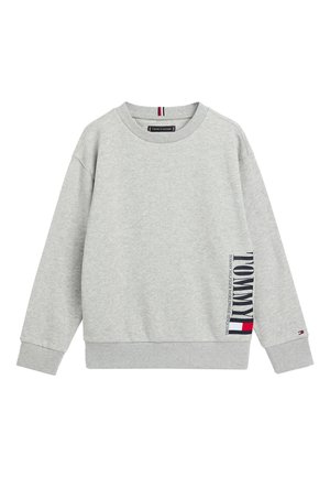 Lysegrå crewneck sweatshirt med ribkanter ved ærmeender og kant, med lodret "TOMMY" tekst og flaglogo på højre side nær kanten.