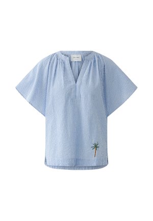 Lichtblauw en wit gestreepte blouse met korte mouwen, een V-hals en een kleine palmboom borduring nabij de onderzoom.