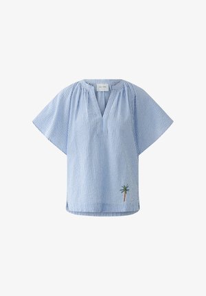 Lichtblauw en wit gestreepte blouse met korte mouwen, een V-hals en een kleine palmboom borduring nabij de onderzoom.