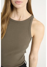 Canottiera a coste verde oliva con scollo rotondo e design senza maniche, caratterizzata da una silhouette aderente e una texture liscia.