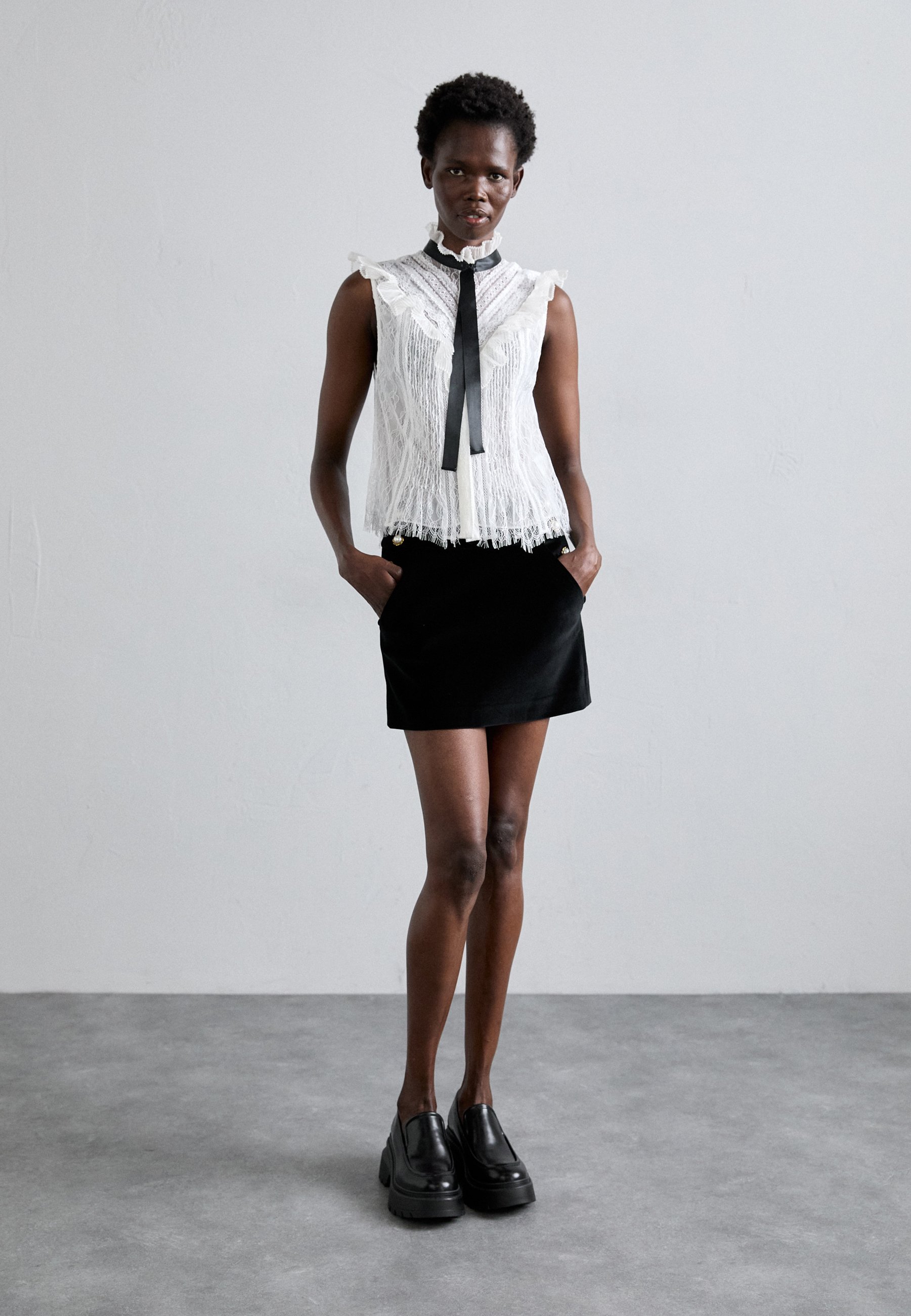 Alice + Olivia RHEBA MOCK RUFFLE BLOUSE BOW - Top - off white/off