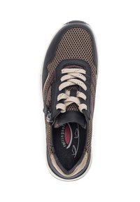 Bruine en zwarte sport schoen met een mesh bovenwerk, beige veters, ritsdetails en een gestructureerde zool. Binnenin is er een gevoerd voetbed.