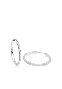 Cercei rotunzi din argint au un finisaj neted și o serie de cristale mici, clare, pe marginea exterioară. Designul este circular și elegant.