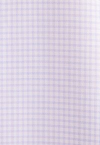 Tissu blanc avec un motif à carreaux subtil en bleu clair et violet, texture tissée visible.