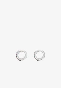 Pendientes de aro de plata con una superficie lisa y acentos de piedras preciosas de colores a lo largo del borde exterior, forma circular y diseño abierto.