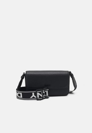 Bolso bandolera rectangular negro con una correa ancha ajustable en negro y blanco con texto blanco en negrita.