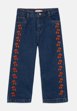 Jeans blu per bambini con ciliegie arancioni ricamate che scorrono verticalmente lungo entrambe le gambe, dotati di tasche anteriori e chiusura con bottone.