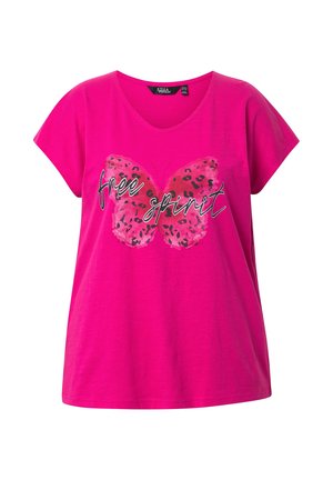 Różowa bawełniana koszulka o luźnym kroju, z grafiką motyla w różowym i czarnym kolorze oraz napisem "wolny duch" na białym tle. Wycięcie w serek.