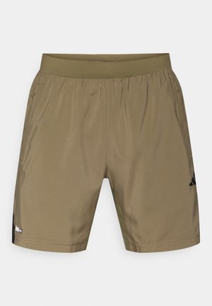 Ελιάς πράσινο αθλητικό σορτς κατασκευασμένο από ελαφρύ ύφασμα, με ελαστική μέση και μαύρες λεπτομέρειες του brand στα πλαϊνά.