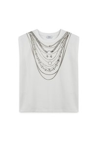 Camiseta blanca de algodón con un diseño gráfico de cadenas de plata apiladas, con acentos circulares y geométricos en el frente.