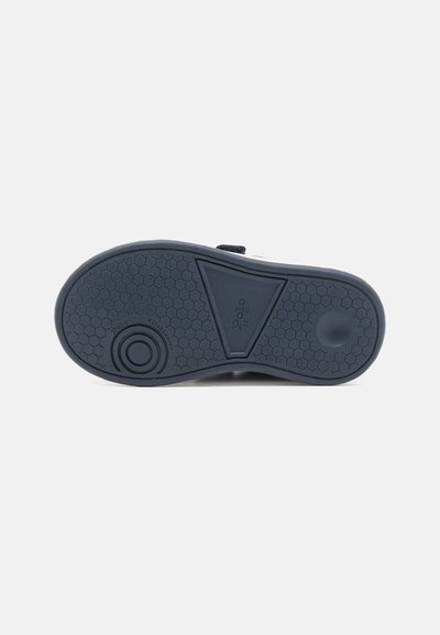 Semelle de chaussure en caoutchouc marine avec un motif hexagonal texturé, présentant un accent circulaire et une section triangulaire surélevée ; logo de la marque visible.